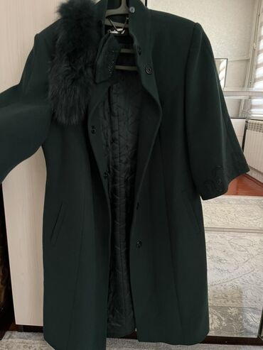 спортивное оборудование: Элегантное женское пальто темно‑зеленого цвета. - Крой: прямой