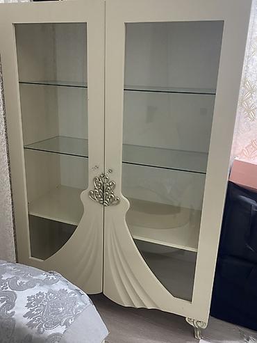 Витрины-шкафы: İkiqapılı şüşə vitrin/dolab - Rəng: açıq krem - Ön qapılar: şüşə — 2