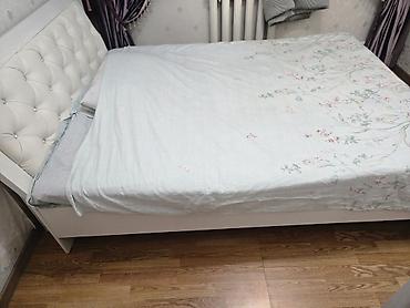Двуспальные кровати: Двуспальная кровать с мягким изголовьем - Размер спального места — 2