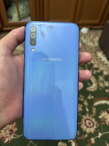 продаю б у телефон: Samsung Galaxy A70, Колдонулган, 128 ГБ, түсү - Көк