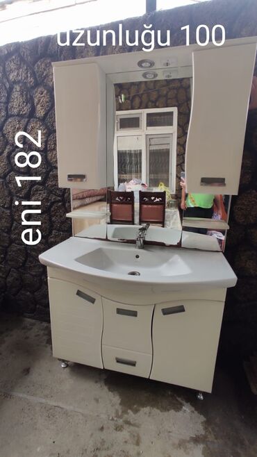 Sifarişlə mebel: Ağ rəngli hamam mebeli dəsti, tərkibinə güzgü, iki yan şkaf və lavabo
