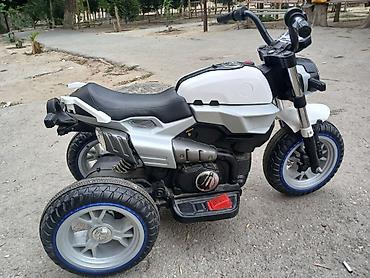 oyuncaq bebe: Uşaq elektrik motosikleti – 3 təkərli, ağ/gümüş rəng - Güclü — 1
