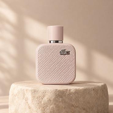 Lacoste — женская туалетная вода (флакон пудрово-розового цвета). -