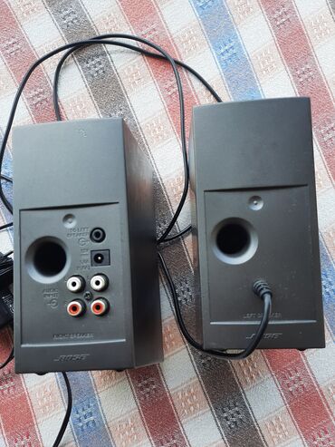 slušalice sa ušima: Bose Companion 2 Series 2 Multimedia speaker system. Zvucnici su sto