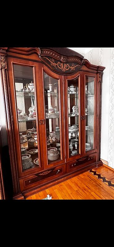 salon divan: Klassik üslubda qonaq otağı mebelləri dəsti - Vitrin şkafları: 1 iri — 4