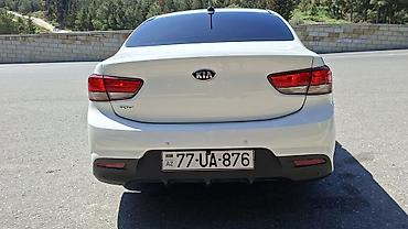 rio kia: Kia Rio sedan – ağ rəng, Azərbaycan nömrə nişanı ilə. Şəhər və uzun — 5