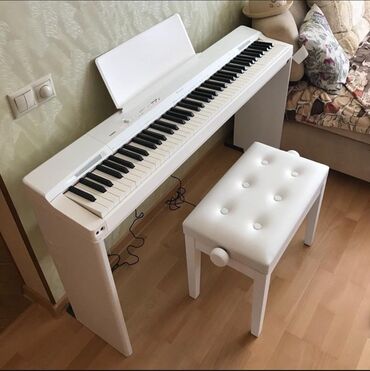 ZAZ: Casio Privia PX-870 rəqəmsal pianosu, ağ rəngdə və klassik dizayna