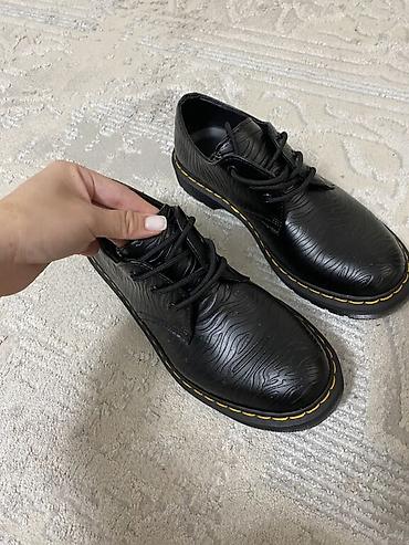 вулкани: Мужские классические ботинки Dr. Martens 1460, изготовлены из — 3