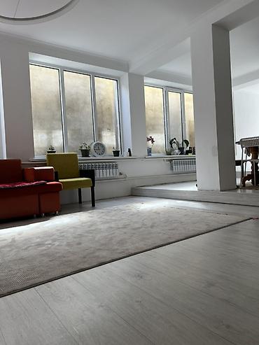 Продажа полдома: Продаю уютное пространство для большой и дружной семьи. Если вашего — 5