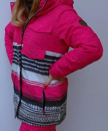 north face kacket: Ženska zimska jakna u roze boji sa upečatljivim prugastim dezenom u — 5