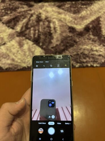 Digər mobil telefonlar: Smartfon – qızılı rəngdə Xüsusiyyətlər və dizayn: - Ekran: tam ön — 13