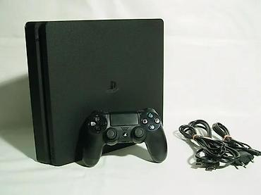 PS4 (Sony Playstation 4): U ponudi je Sony PlayStation 4.
Konzola je najnoviji SLIM model — 3