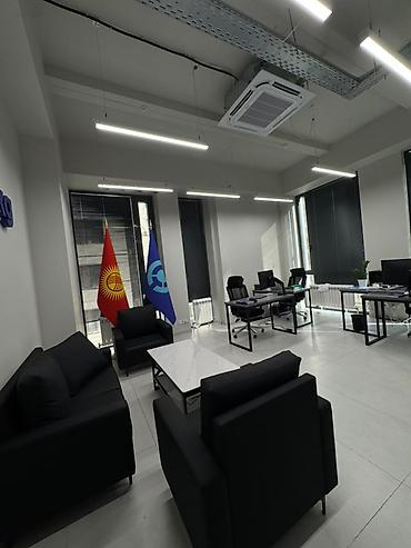 Кыймылсыз мүлк: Ижарага Толугу менен кеңсе: IT-компания, 35 м², Бизнес борборунда, Ремонту менен, Бийик шыптар менен — 1