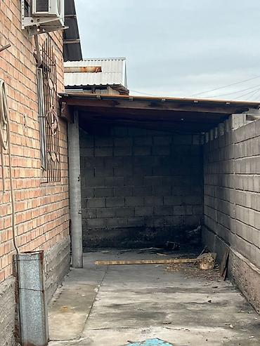 Продажа коттеджей и домов: Продается дом с просторным двором и хозяйственными постройками. - — 20