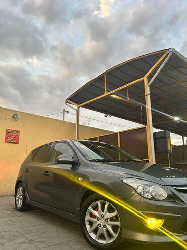 Hyundai: Tünd boz rəngdə "Hyundai i30" hetçbek avtomobili. Avtomobilin arxa