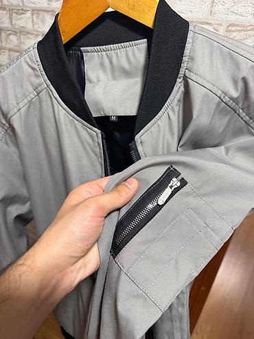 kurtka kisi: Kişi üçün bomber tipli gödəkçə. Boz rəngdə minimalist dizayna malikdir — 4