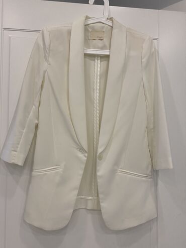 стильный пиджак: Пиджак бел тонкий, 1500