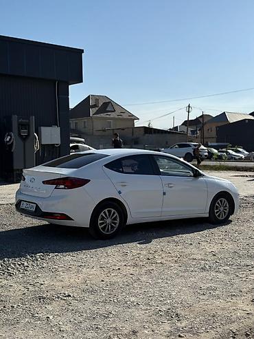 Hyundai: Hyundai Elantra — это стильный и экономичный седан, предлагающий — 4