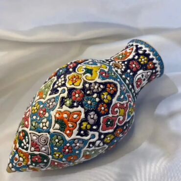 Digər ev dekoru: Zərif naxışlı və parlaq rəngli mina qapaqlı qab. Bu qab mürəkkəb — 12