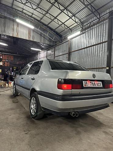 Унаа сатуу: Volkswagen Vento: 1992 г., 1.8 л, Кол менен иштөөчү, Бензин, Седан — 2