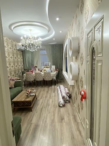 Qonaq otağı dəstləri: Təsvir: - Zal: Zərif kristal çilçıraq, dairəvi-naxışlı alçıpan tavan — 3
