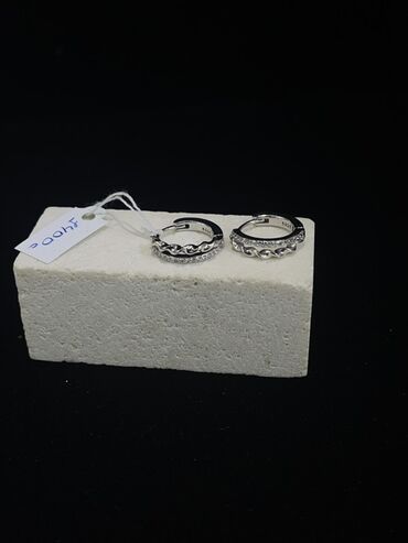 Серебряные серьги: Элегантные серьги-кольца серебристого цвета, украшенные россыпью — 12