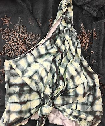 pull and bear topovi: Zara top na jedno rame. S velicina, veci je 
45-46 pazuh — 4