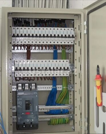tarsofka ustasi: Elektrik paneli, evdə və ya kommersiya binalarında elektrik