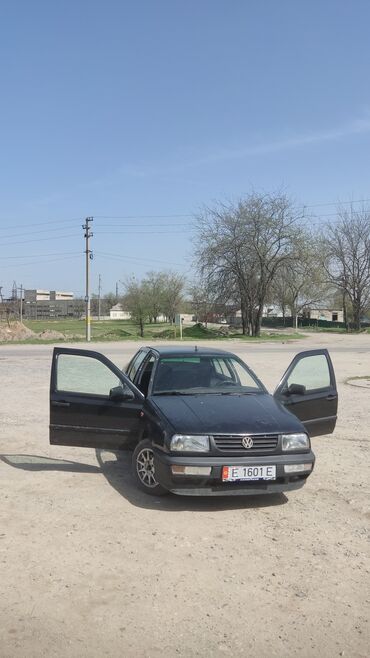 Volkswagen Vento: 1994 г., 1.6 л, Механика, Бензин, Седан