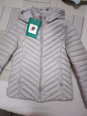 Пуховики и зимние куртки: Продаю новую куртку. размер 42-44