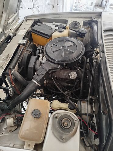 Tofas: Model: Tofas Şahin (sedan) Kuzov: 4 qapı, gümüşü rəng, qara bamperlər — 10