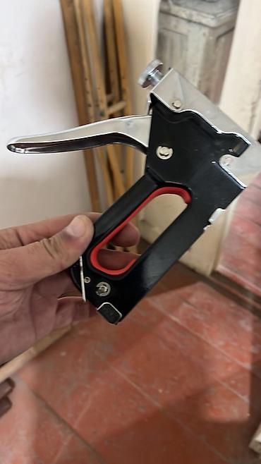corniy pol: Mexanik tikinti skob tapançası (staple gun) - Korpus: möhkəm metal — 2