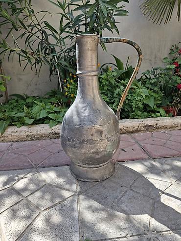 kohnə əsyalar: Qədim mis su səhəngi.çox köhnə səhəngdir.yaxşı vəziyyətdədi.300 — 2