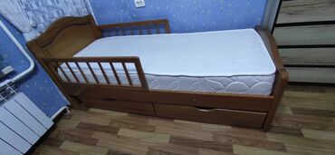 деревянная садовая мебель: Продаю 2 одинаковых подростковых кроватей с матрасами в отличном