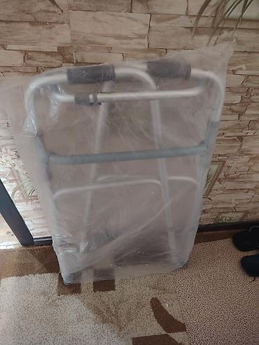 Yerimək üçün arabalar, çəliklər, əsalar, rollatorlar: Yığılma təkərsiz xadalok. - Material:yüngül, möhkəm alüminium gövdə — 2
