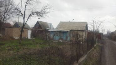 продаю дом в киргизии 1: 5 м², 3 комнаты, Старый ремонт Без мебели