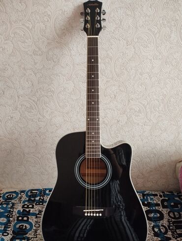 гитара для новичка: Продаю гитару совсем новая, в комплекте идет чехол, первая струна, два