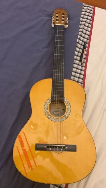 gitara sim: Klassik akustik gitara – Medina brendi Xüsusiyyətlər: - Korpus