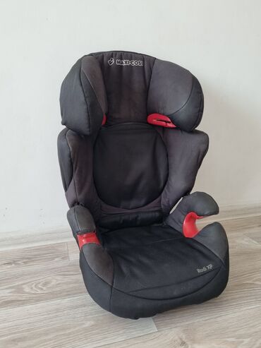 кресло для ребенка в машину: Автокресло, цвет - Черный, Б/у