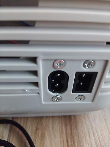 ceo set: Ručni frižider, 12V i 220V
Hladi i greje. 
Kapacitet 12l
Bukvalno nov — 5