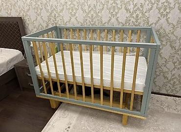 Детская кроватка из массива с продольным маятником 120x60см -