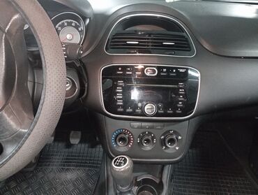 Fiat: Unutrašnjost automobila Fiat hečbek, sa tamnom unutrašnjošću i — 11