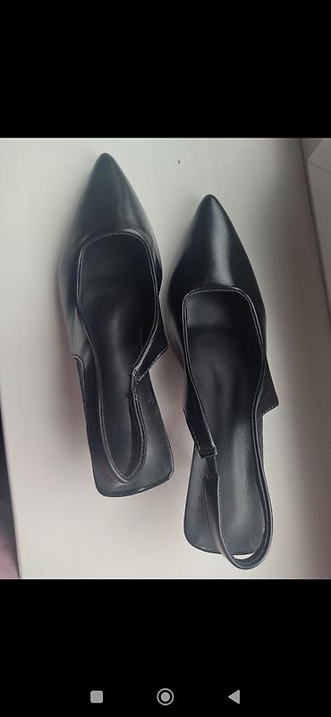 Женская обувь: Женские туфли-сланги (slingback) черного цвета с заостренным мысом и — 2