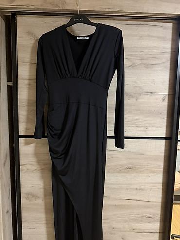 cizme givenchy: Elegantna crna duga haljina sa dugim rukavima. - Model: maxi dužina — 4