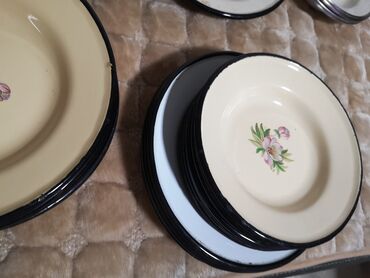 Kompleti posuđa: Cena za jedan a za vise dogovor Set emajliranih tanjira sa cvetnim — 7