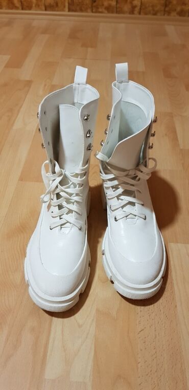 duboke cizme na pertlanje: Bele cizme kao nove 41 br. Obuvene jednom dvaput. Na pertlanje