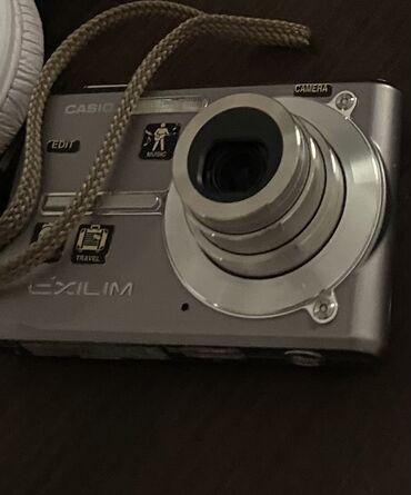 Fotoaparati: Casio exillim Uz njega ide punjač, USB, baterija i memorijska
