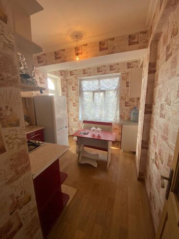 Uzunmüddətli kirayə mənzillər: Gənclik m\s-nın düz yanında 5 mərtəbəli binanın 4-cü mərtəbəsində — 14