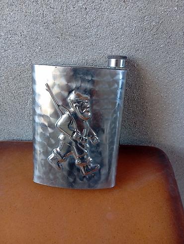 dibçək qabları: Metal cib flakonu – relyef ovçu fiqurlu - Material: parıltılı metal — 1