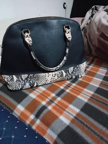 narukvice na moru: Elegantna ženska torba – crna sa detaljima u dezenu zmijske kože - — 1